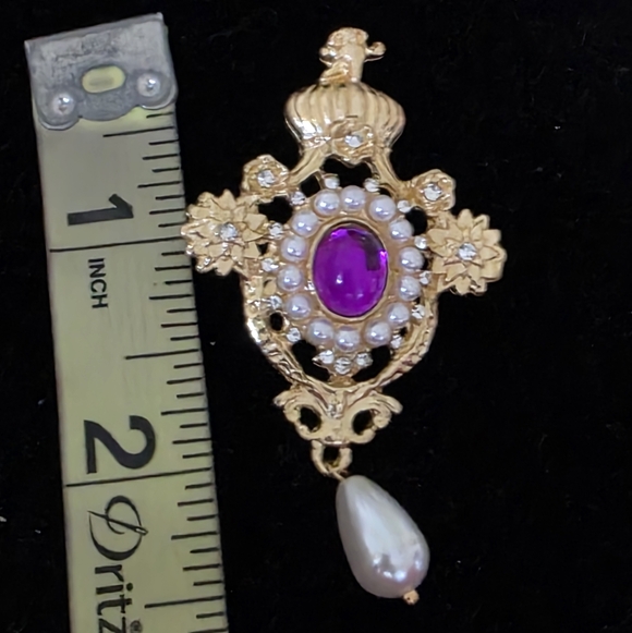 Brooch Gold Tone with Purple Center and Pearl Details - Picture 2 of 4